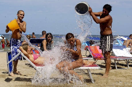 Обливание водой – самая безобидная шутка на пляже в день Феррагосто.